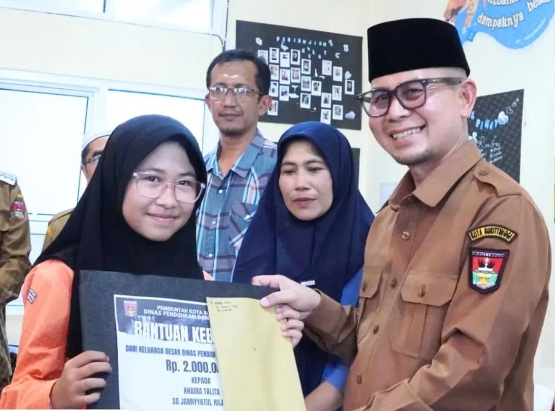Wakil Wali Kota Ibnu Asis Serahkan Bantuan untuk Pelajar dan Guru Korban Kebakaran di Bukittinggi