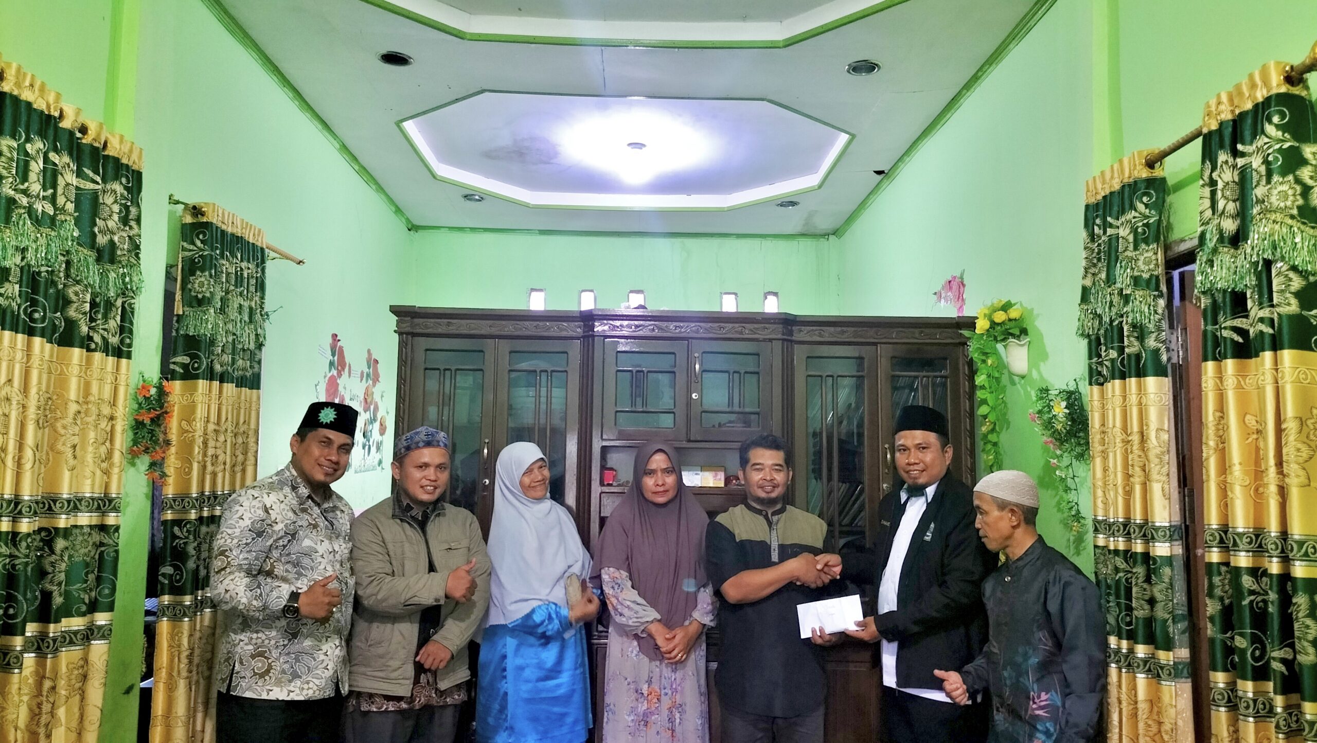 Ruko Ustadz Qoyum Hangus Terbakar, Muhammadiyah Bukittinggi Salurkan Bantuan dan Gratiskan Tempat Usaha