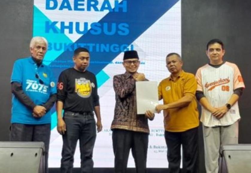 Akademisi dan Profesor Alumni Kweekschool SMA Birugo Serahkan Kajian Daerah Khusus Bukittinggi, Tegaskan Peran Historis Bukittinggi Terhadap Republik