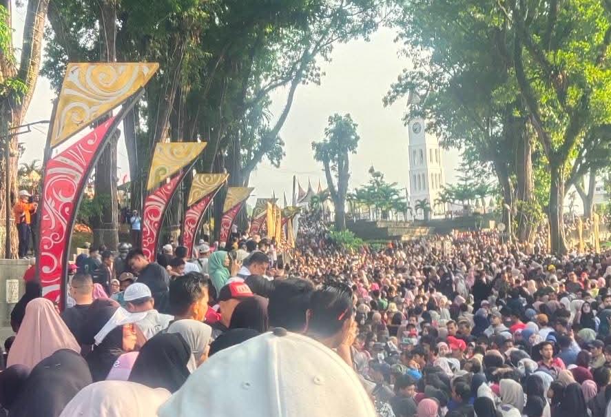 Ramlan Tutup Perayaan 100 Tahun Jam Gadang dengan Rekor 41.790 Porsi Kuliner Gratis, Bukti Kepemimpinan yang Mampu Menggerakkan Publik Tanpa APBD
