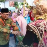 1.700 Perempuan Berbusana Minang Meriahkan 100 Tahun Jam Gadang