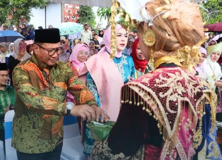 1.700 Perempuan Berbusana Minang Meriahkan 100 Tahun Jam Gadang