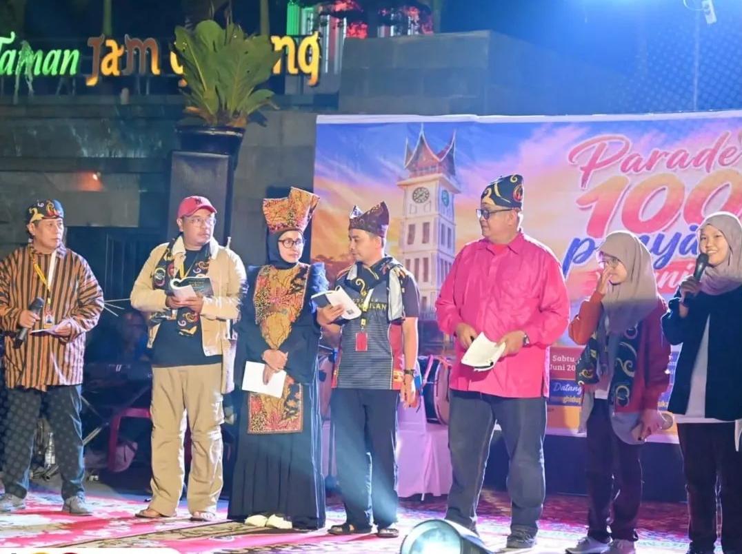 100 Penyair Dunia Bacakan Puisi di Jam Gadang, Tutup Rangkaian IMLF Ke-4