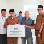 Wawako dan Baznas Salurkan Zakat untuk 61 Mustahik Bukittinggi