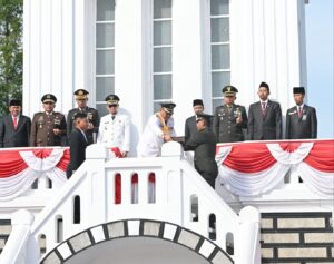Sejarah Baru Terukir di Bawah Jam Gadang, Wali Kota Bukittinggi Serahkan Bendera Pusaka