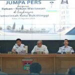 Sekda Bukittinggi Tegaskan Penataan Kota dan Pengamanan Aset Demi Ekonomi dan Masa Depan Daerah Bukittinggi,Infosumbar24.com | Pemerintah Kota Bukittinggi menegaskan komitmennya untuk terus mempercepat penataan kota sekaligus memperkuat pengamanan aset daerah. Dua agenda strategis ini disebut bukan sekadar program pembangunan melainkan investasi jangka panjang untuk menjaga masa depan daerah, meningkatkan kunjungan wisatawan dan menggerakkan roda perekonomian masyarakat. Penegasan tersebut disampaikan Sekretaris Daerah Kota Bukittinggi, Rismal Hadi, dalam jumpa pers bersama insan pers di Aula Balai Kota Bukittinggi, Rabu (5/8/2026). Menurut Rismal Hadi, karakter perekonomian Bukittinggi yang bertumpu pada sektor perdagangan, jasa, dan pariwisata menuntut pemerintah menghadirkan wajah kota yang bersih, tertata, aman, nyaman serta memiliki nilai estetika tinggi. Kota yang tertata diyakini akan menjadi magnet bagi wisatawan, yang pada akhirnya berdampak langsung terhadap peningkatan pendapatan masyarakat. "Semakin banyak orang berkunjung ke Bukittinggi, semakin banyak yang berbelanja, semakin banyak yang menginap. Ekonomi akan bergerak. Karena itu kota kita harus menarik, tertata, indah, dan estetik," ujar Rismal Hadi. Untuk mewujudkan hal tersebut, Pemerintah Kota Bukittinggi terus melakukan pembenahan secara bertahap, mulai dari pembangunan pedestrian, penataan trotoar dan jalan, penambahan pencahayaan kota, penataan taman, hingga penertiban jaringan utilitas dengan memindahkan kabel ke bawah tanah. Penataan kawasan perdagangan dan ruang usaha juga menjadi bagian dari upaya menciptakan wajah kota yang lebih modern, rapi, dan nyaman. "Semua kita benahi sehingga kota kita menjadi kota yang menarik, kota yang indah, kota yang tertata, dan tujuannya adalah untuk meningkatkan kunjungan," tegasnya. Di sisi lain, Sekda juga menegaskan bahwa pengamanan aset daerah merupakan amanat yang wajib dijalankan pemerintah. Seluruh Barang Milik Daerah (BMD), baik berupa tanah, bangunan maupun kendaraan dinas, harus diamankan, ditata, dan dimanfaatkan secara optimal sesuai ketentuan peraturan perundang-undangan. Pengelolaan aset tersebut mengacu pada Peraturan Menteri Dalam Negeri Nomor 19 Tahun 2016 sebagaimana telah diubah dengan Peraturan Menteri Dalam Negeri Nomor 7 Tahun 2024, yang menjadi pedoman pengelolaan Barang Milik Daerah. "Semua aset pemerintah daerah ini kita lakukan pengamanannya. Sesuai dengan ketentuan, akan kita lakukan penataan dan pengamanan. Artinya, aset ini harus kita maksimalkan untuk mendukung kegiatan pemerintah," jelasnya. Pernyataan Sekda menegaskan bahwa penataan kota dan pengamanan aset bukanlah dua kebijakan yang berdiri sendiri. Keduanya merupakan fondasi penting dalam membangun Bukittinggi sebagai kota wisata, perdagangan, dan jasa yang berdaya saing, sekaligus memastikan setiap aset milik daerah terlindungi, bernilai guna, dan memberikan manfaat sebesar-besarnya bagi kepentingan masyarakat. 581da0ff-8994-486d-8ac9-1cf246002892