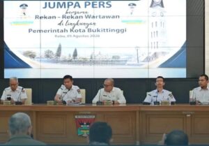 Sekda Bukittinggi Tegaskan Penataan Kota dan Pengamanan Aset Demi Ekonomi dan Masa Depan Daerah  Bukittinggi,Infosumbar24.com | Pemerintah Kota Bukittinggi menegaskan komitmennya untuk terus mempercepat penataan kota sekaligus memperkuat pengamanan aset daerah. Dua agenda strategis ini disebut bukan sekadar program pembangunan melainkan investasi jangka panjang untuk menjaga masa depan daerah, meningkatkan kunjungan wisatawan dan menggerakkan roda perekonomian masyarakat.  Penegasan tersebut disampaikan Sekretaris Daerah Kota Bukittinggi, Rismal Hadi, dalam jumpa pers bersama insan pers di Aula Balai Kota Bukittinggi, Rabu (5/8/2026). Menurut Rismal Hadi, karakter perekonomian Bukittinggi yang bertumpu pada sektor perdagangan, jasa, dan pariwisata menuntut pemerintah menghadirkan wajah kota yang bersih, tertata, aman, nyaman serta memiliki nilai estetika tinggi.  Kota yang tertata diyakini akan menjadi magnet bagi wisatawan, yang pada akhirnya berdampak langsung terhadap peningkatan pendapatan masyarakat. “Semakin banyak orang berkunjung ke Bukittinggi, semakin banyak yang berbelanja, semakin banyak yang menginap. Ekonomi akan bergerak. Karena itu kota kita harus menarik, tertata, indah, dan estetik,” ujar Rismal Hadi. Untuk mewujudkan hal tersebut, Pemerintah Kota Bukittinggi terus melakukan pembenahan secara bertahap, mulai dari pembangunan pedestrian, penataan trotoar dan jalan, penambahan pencahayaan kota, penataan taman, hingga penertiban jaringan utilitas dengan memindahkan kabel ke bawah tanah.  Penataan kawasan perdagangan dan ruang usaha juga menjadi bagian dari upaya menciptakan wajah kota yang lebih modern, rapi, dan nyaman. “Semua kita benahi sehingga kota kita menjadi kota yang menarik, kota yang indah, kota yang tertata, dan tujuannya adalah untuk meningkatkan kunjungan,” tegasnya. Di sisi lain, Sekda juga menegaskan bahwa pengamanan aset daerah merupakan amanat yang wajib dijalankan pemerintah.  Seluruh Barang Milik Daerah (BMD), baik berupa tanah, bangunan maupun kendaraan dinas, harus diamankan, ditata, dan dimanfaatkan secara optimal sesuai ketentuan peraturan perundang-undangan. Pengelolaan aset tersebut mengacu pada Peraturan Menteri Dalam Negeri Nomor 19 Tahun 2016 sebagaimana telah diubah dengan Peraturan Menteri Dalam Negeri Nomor 7 Tahun 2024, yang menjadi pedoman pengelolaan Barang Milik Daerah. “Semua aset pemerintah daerah ini kita lakukan pengamanannya. Sesuai dengan ketentuan, akan kita lakukan penataan dan pengamanan. Artinya, aset ini harus kita maksimalkan untuk mendukung kegiatan pemerintah,” jelasnya.  Pernyataan Sekda menegaskan bahwa penataan kota dan pengamanan aset bukanlah dua kebijakan yang berdiri sendiri. Keduanya merupakan fondasi penting dalam membangun Bukittinggi sebagai kota wisata, perdagangan, dan jasa yang berdaya saing, sekaligus memastikan setiap aset milik daerah terlindungi, bernilai guna, dan memberikan manfaat sebesar-besarnya bagi kepentingan masyarakat.