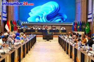 Gubernur Mahyeldi Berikan Penghargaan kepada Perangkat Daerah Peraih Predikat A dalam Evaluasi SAKIP